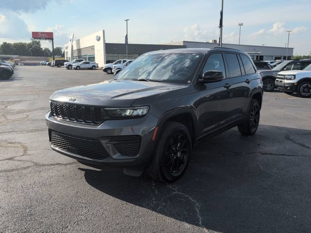 Used 2024 Jeep Grand Cherokee Altitude RWD image 3