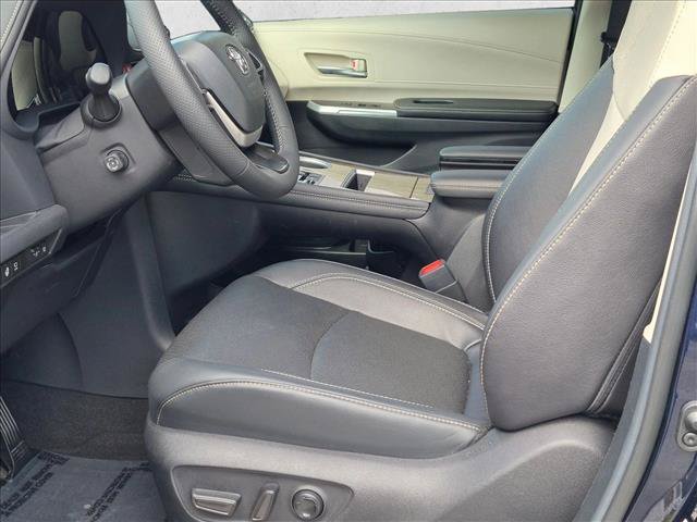 Used 2025 Toyota Sienna Platinum AWD/4WD image 16