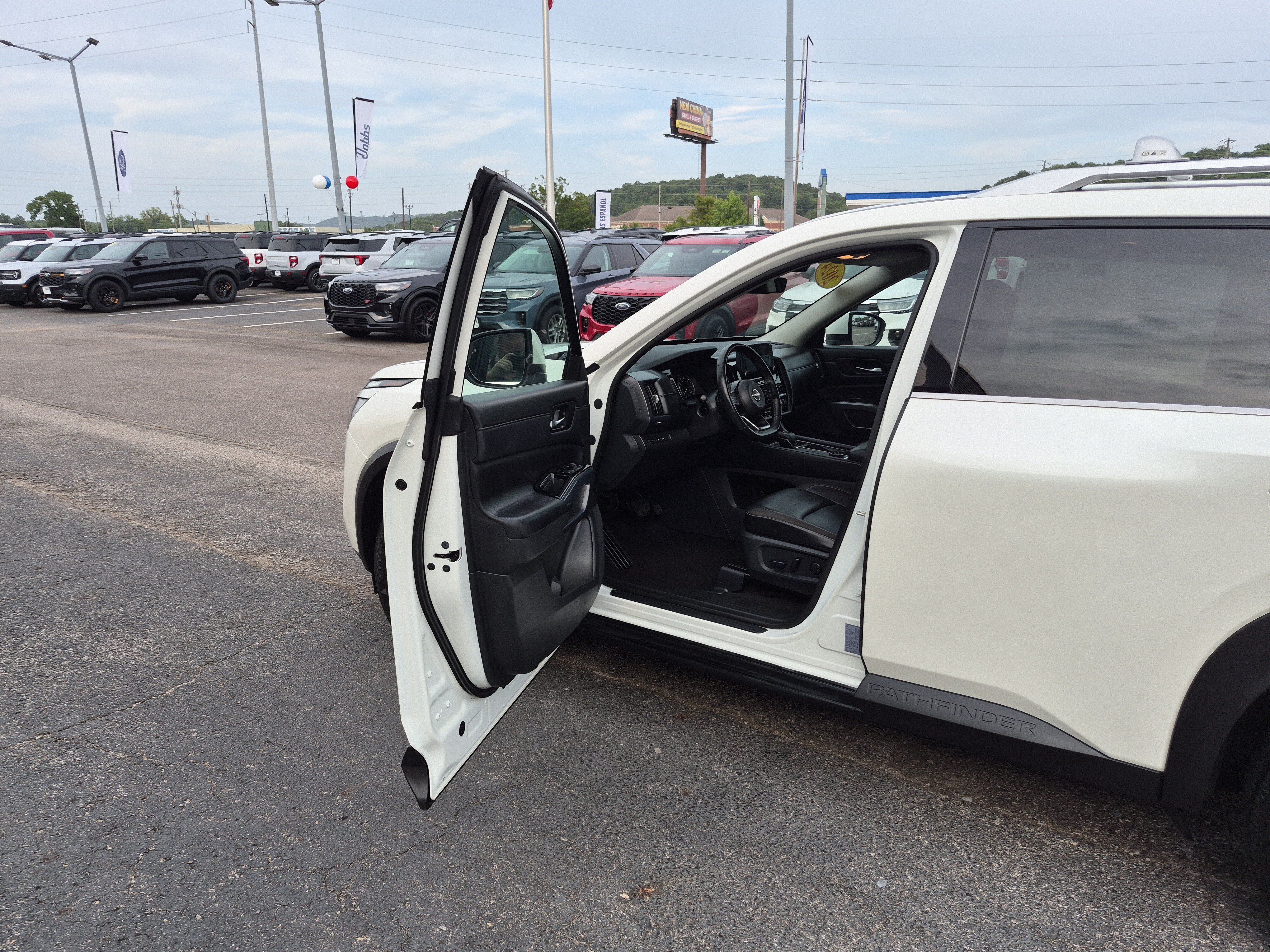 Used 2024 Nissan Pathfinder SL AWD/4WD image 9
