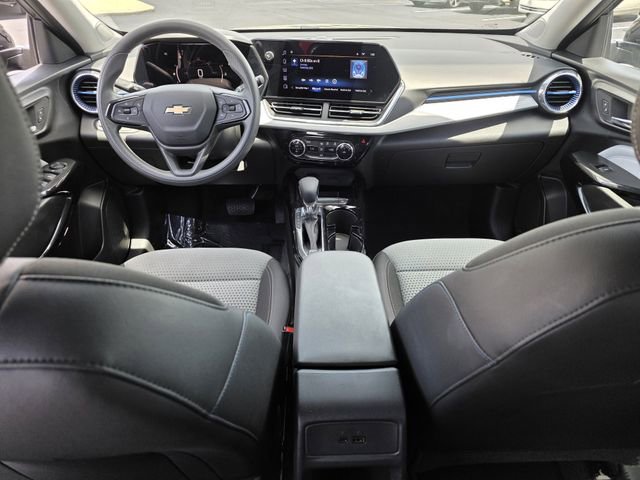 Used 2025 Chevrolet Trax LT FWD image 8