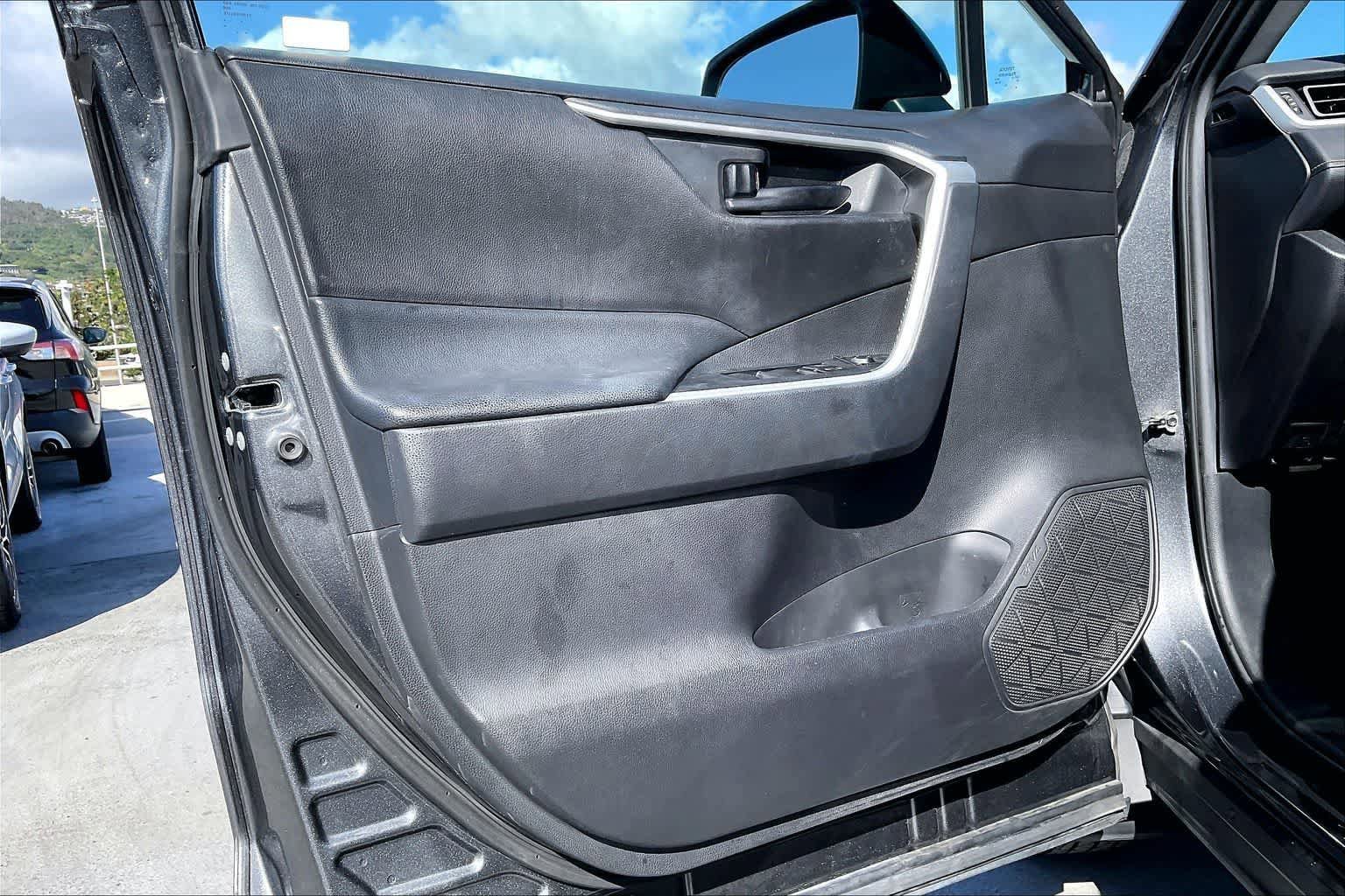 Used 2020 Toyota RAV4 LE w/ Carpet Mat Package FWD image 27