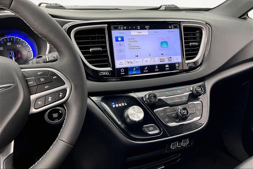 Used 2025 Chrysler Pacifica Select image 8