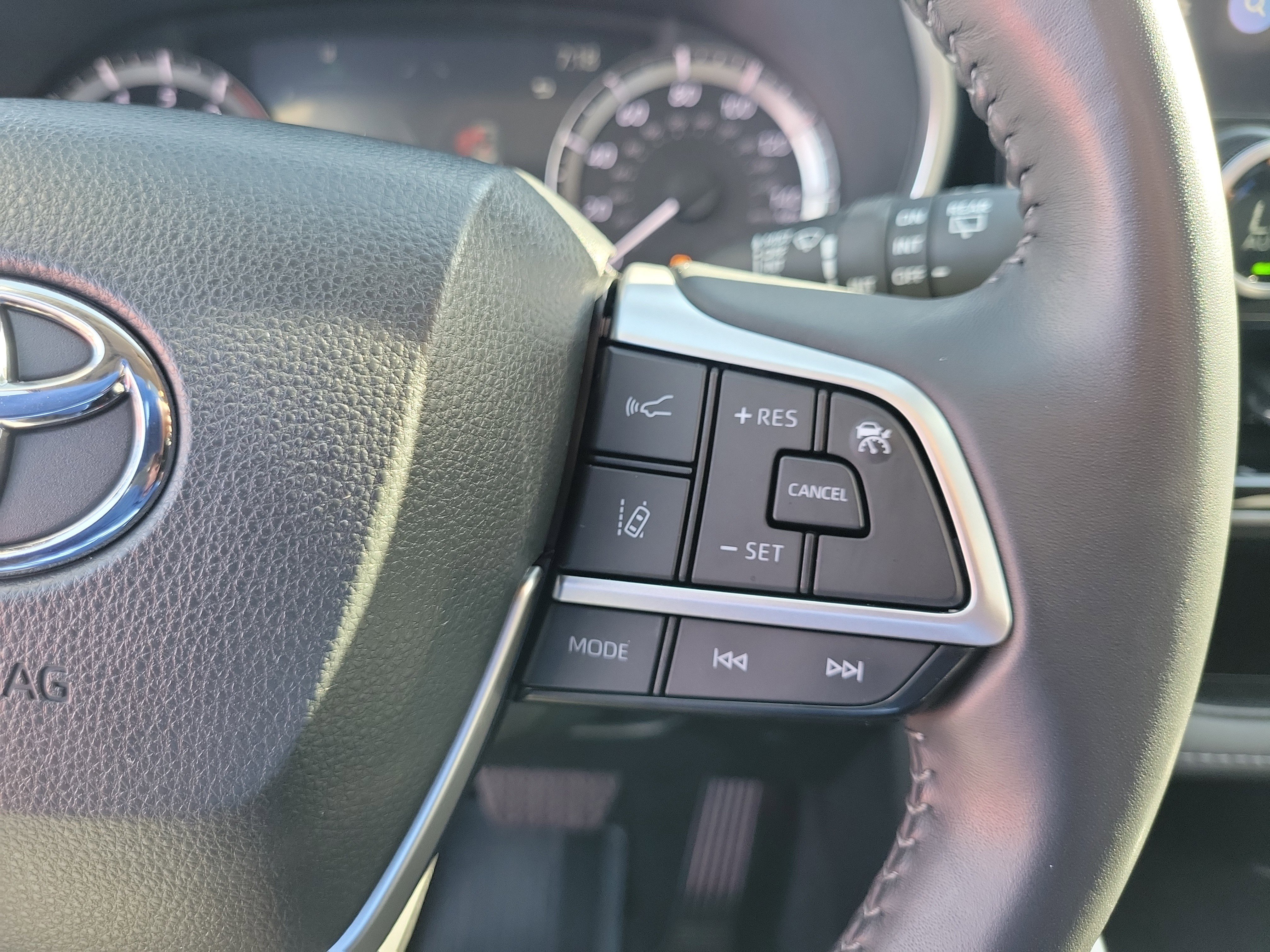 Used 2023 Toyota Highlander XLE FWD image 7
