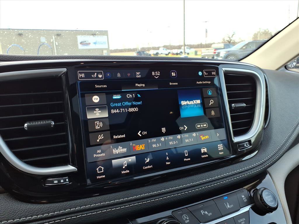 Used 2023 Chrysler Pacifica Limited FWD image 23
