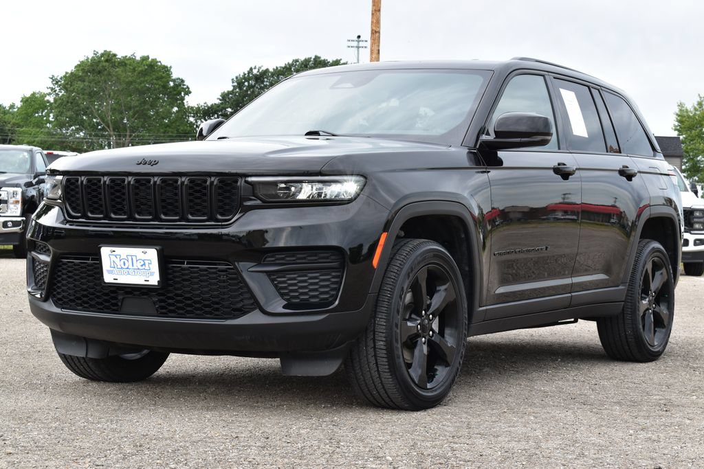 Used 2023 Jeep Grand Cherokee Altitude AWD/4WD image 1