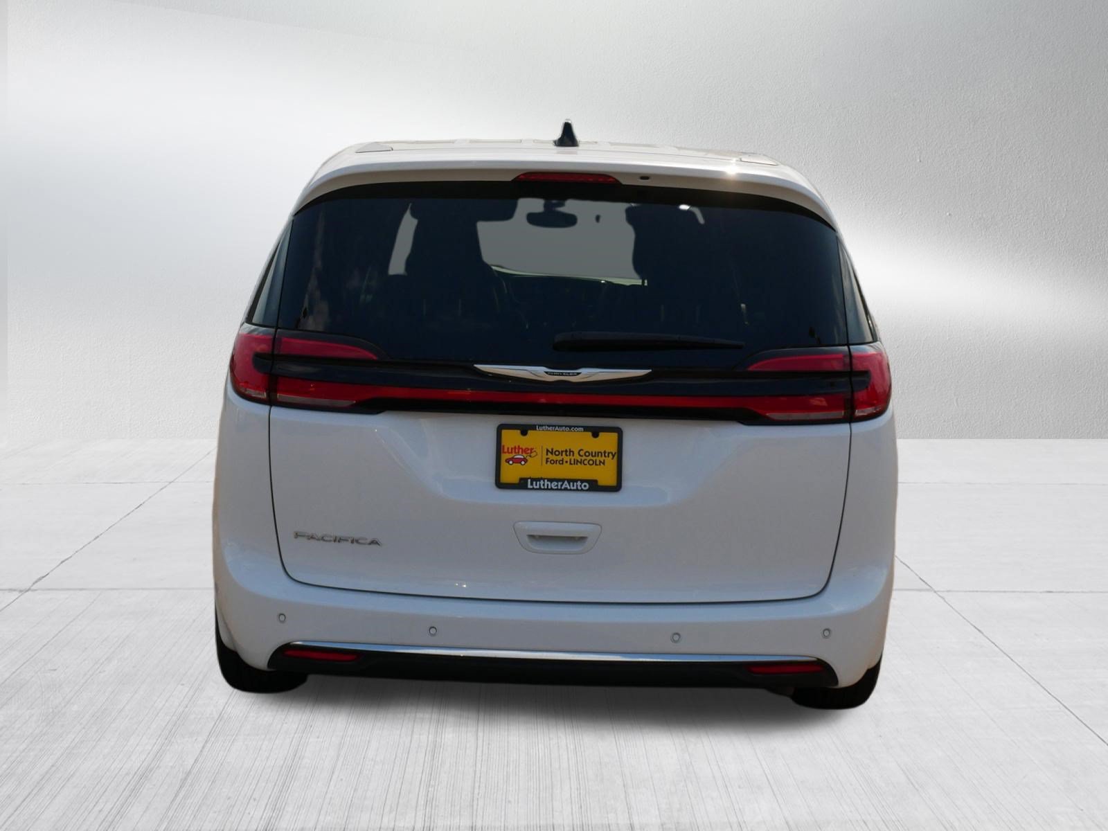 Used 2025 Chrysler Pacifica Select FWD image 6