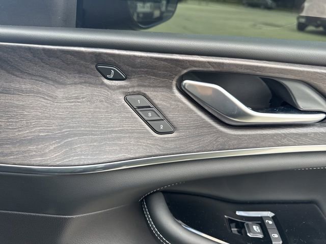 Used 2022 Jeep Grand Cherokee Overland w/ Luxury Tech Group IV image 35