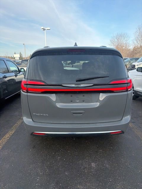 Used 2022 Chrysler Pacifica Touring-L video 3