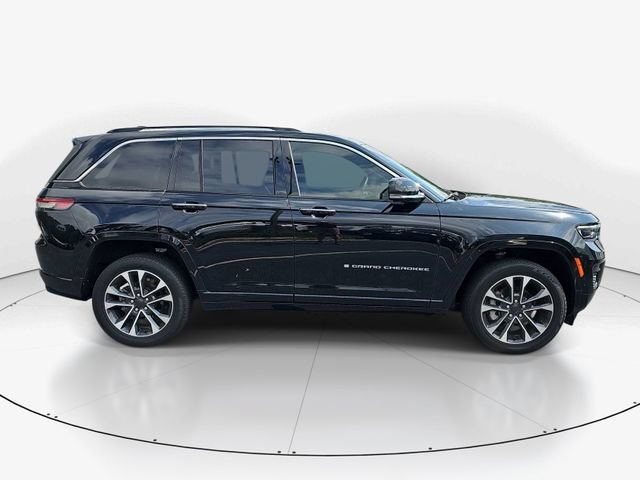 Used 2023 Jeep Grand Cherokee Overland w/ Luxury Tech Group IV AWD/4WD image 3