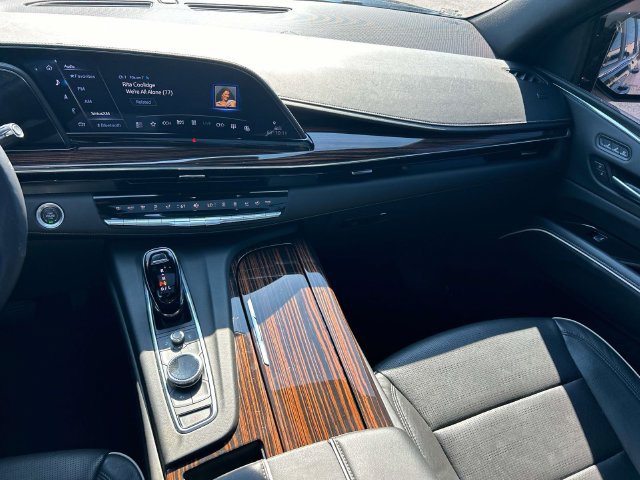 Used 2024 Cadillac Escalade ESV Premium Luxury w/ Performance Package AWD/4WD image 15