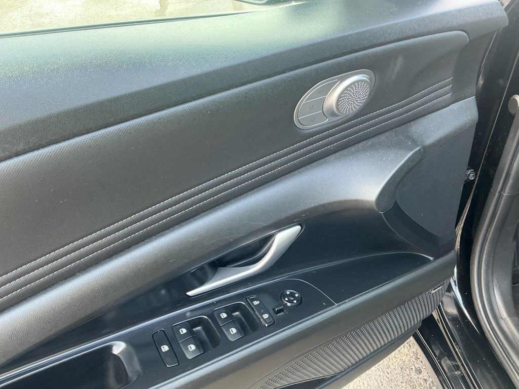 Used 2023 Hyundai Elantra Limited FWD image 16