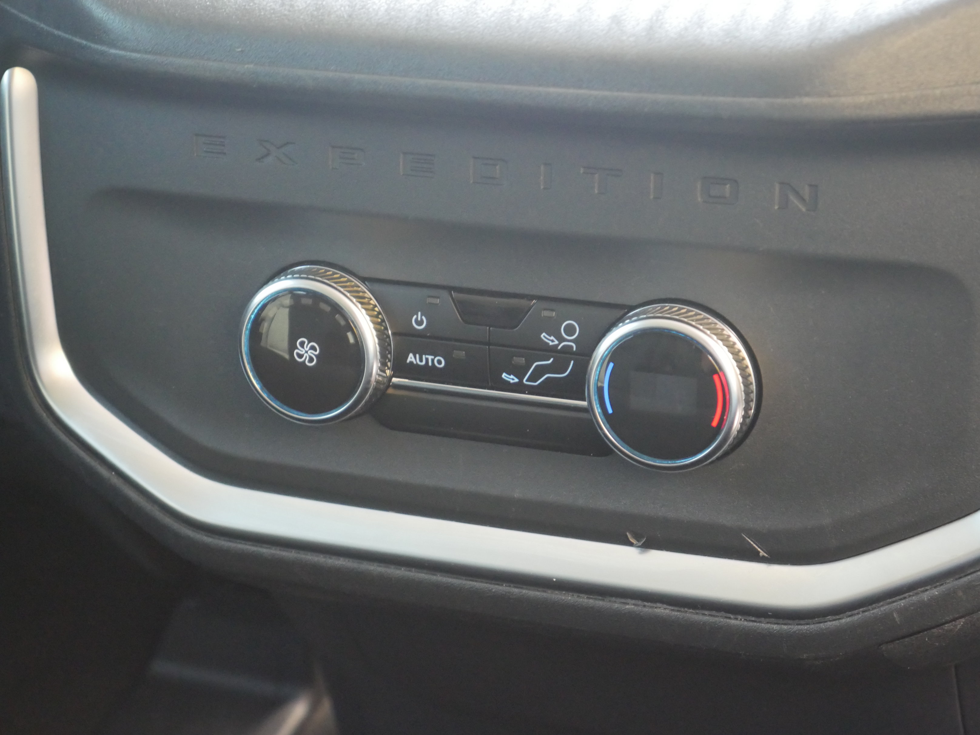 Certified 2025 Ford Expedition Active AWD/4WD image 27
