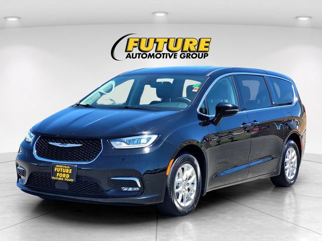 Used 2024 Chrysler Pacifica Touring-L FWD image 8