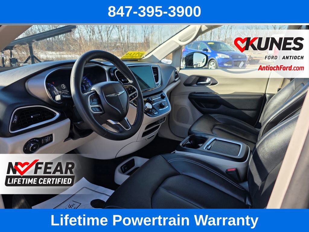 Used 2024 Chrysler Pacifica Touring-L image 15