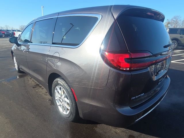 Used 2023 Chrysler Pacifica Touring-L image 2