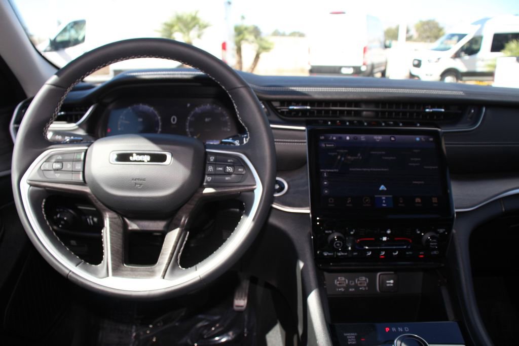 Used 2023 Jeep Grand Cherokee Limited AWD/4WD image 17