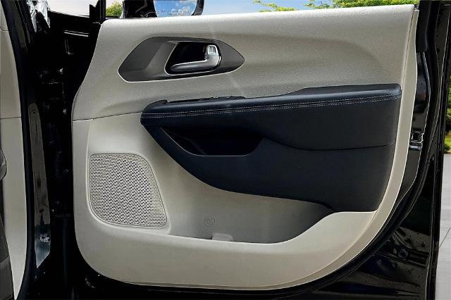 Used 2021 Chrysler Pacifica Touring image 24