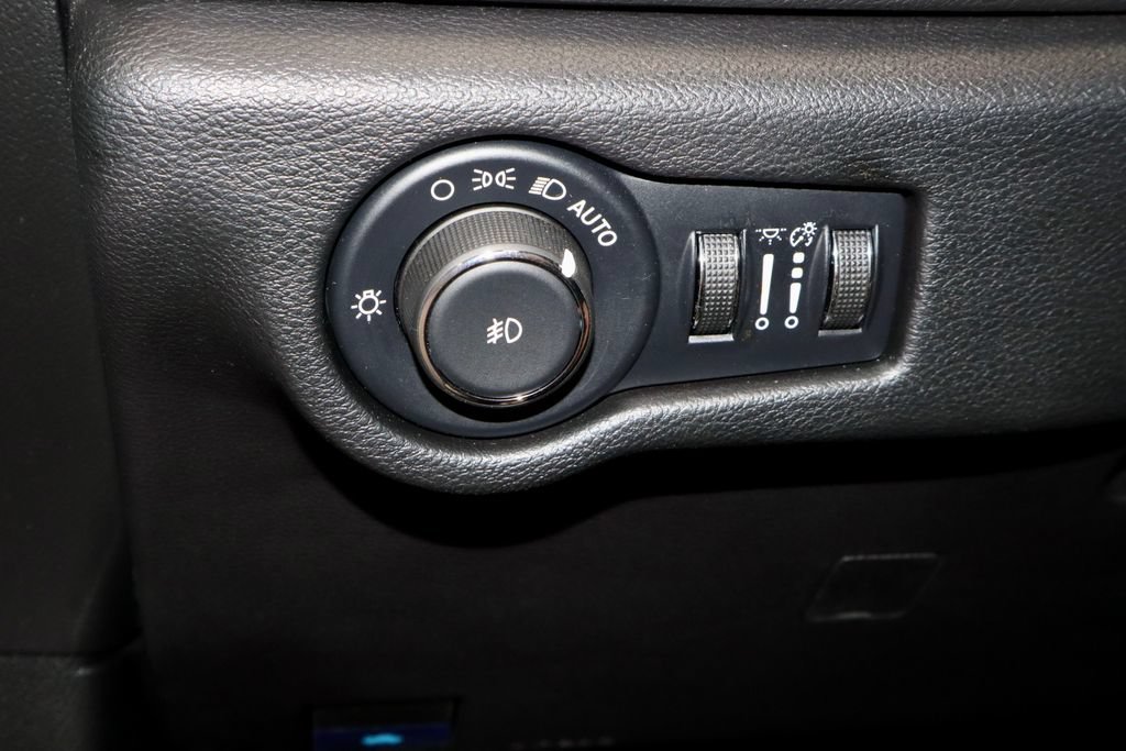 Used 2025 Chrysler Pacifica Select FWD image 25