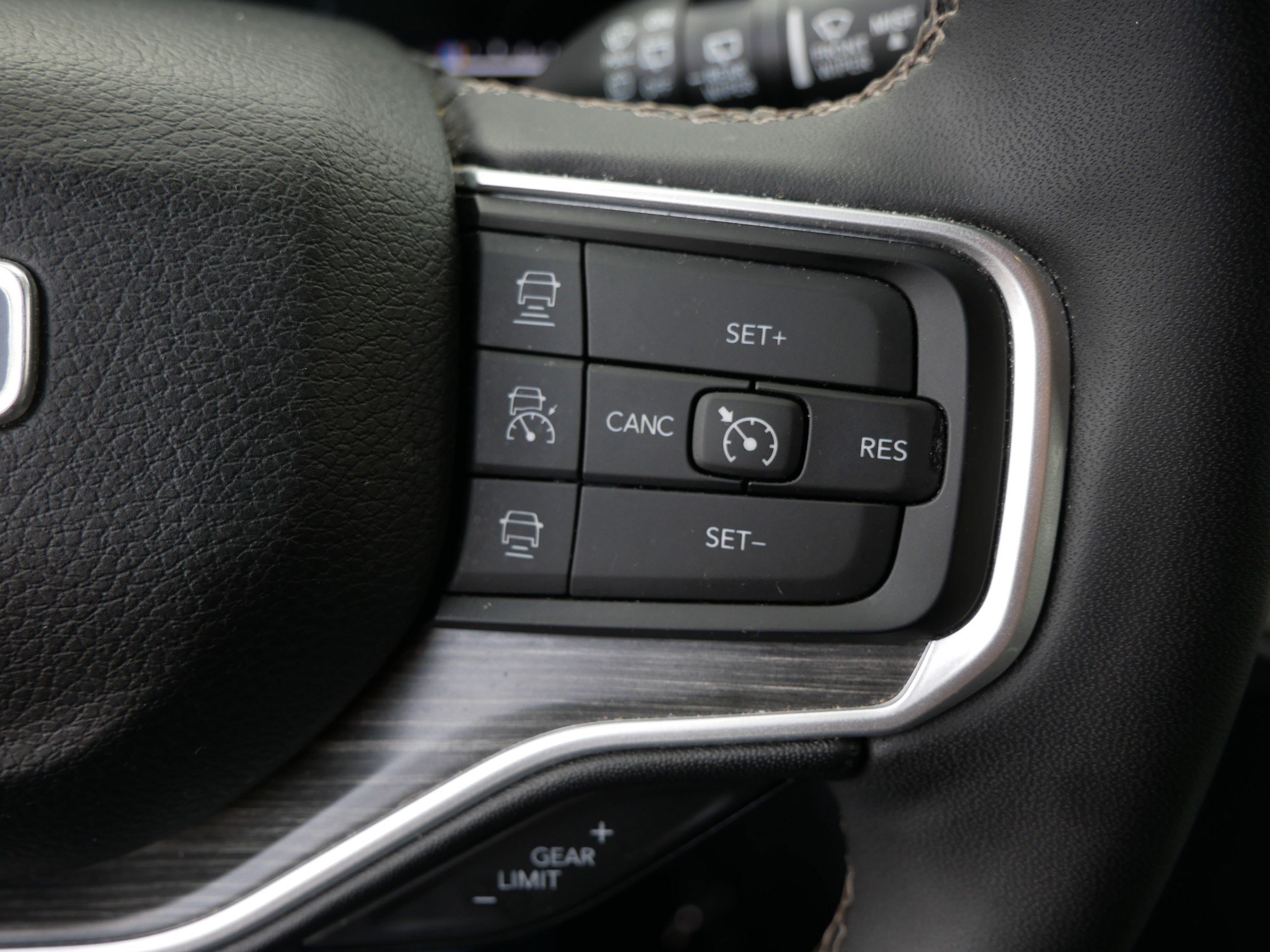 Used 2024 Jeep Wagoneer L Series II AWD/4WD image 30