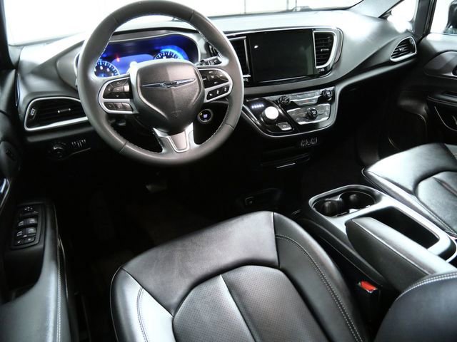 Used 2025 Chrysler Pacifica Select image 8