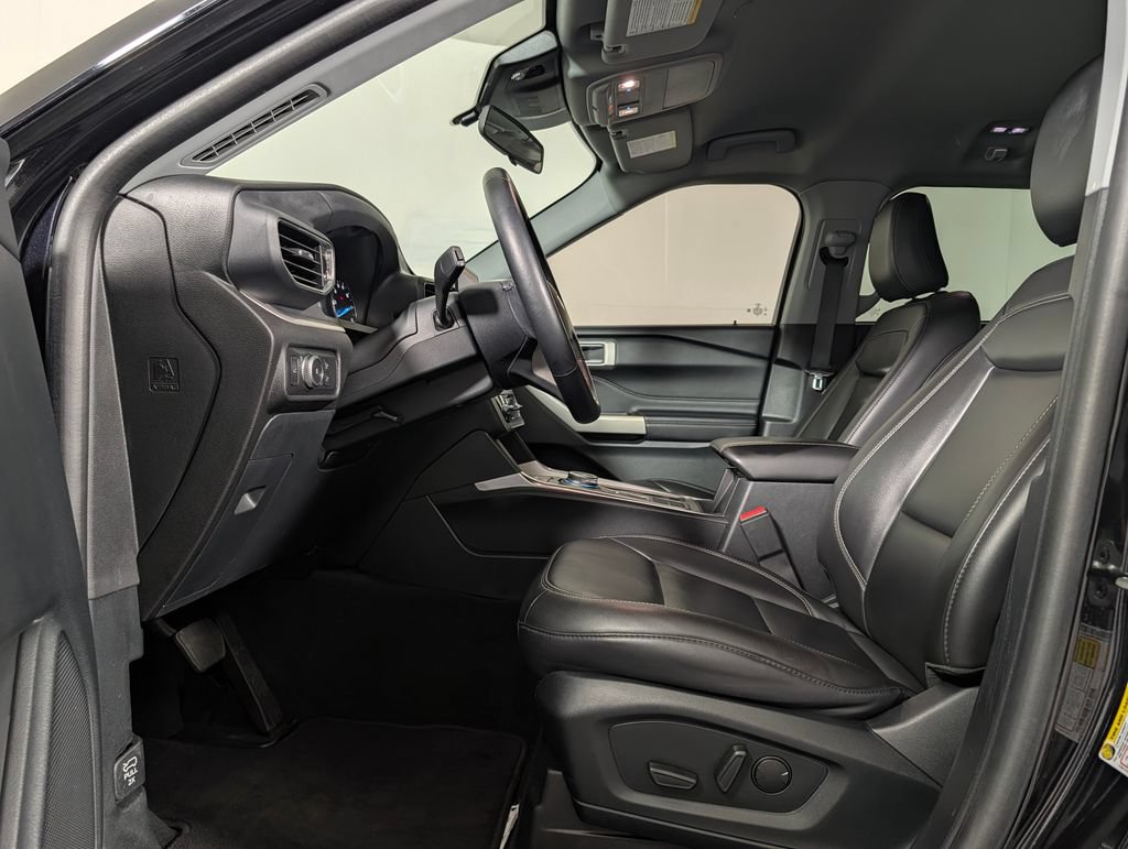 Certified 2022 Ford Explorer XLT w/ Equipment Group 202A RWD image 10