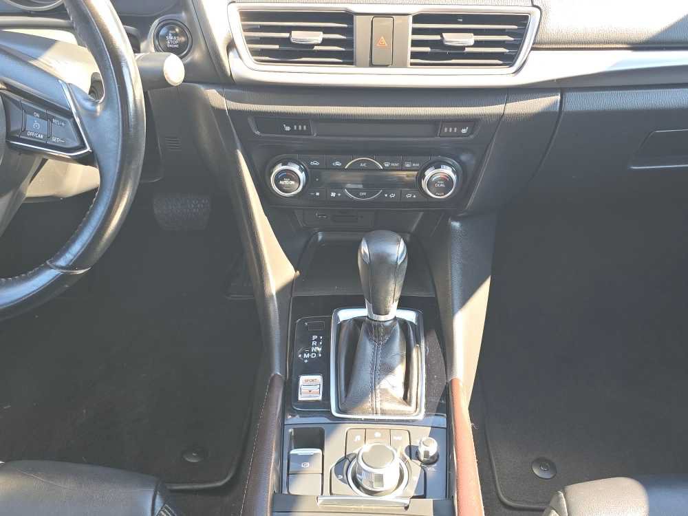 Used 2018 MAZDA MAZDA3 Touring FWD image 13