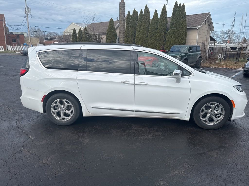Used 2022 Chrysler Pacifica Limited image 7