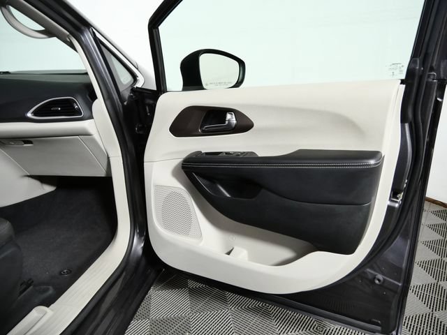 Used 2022 Chrysler Voyager LX FWD image 8