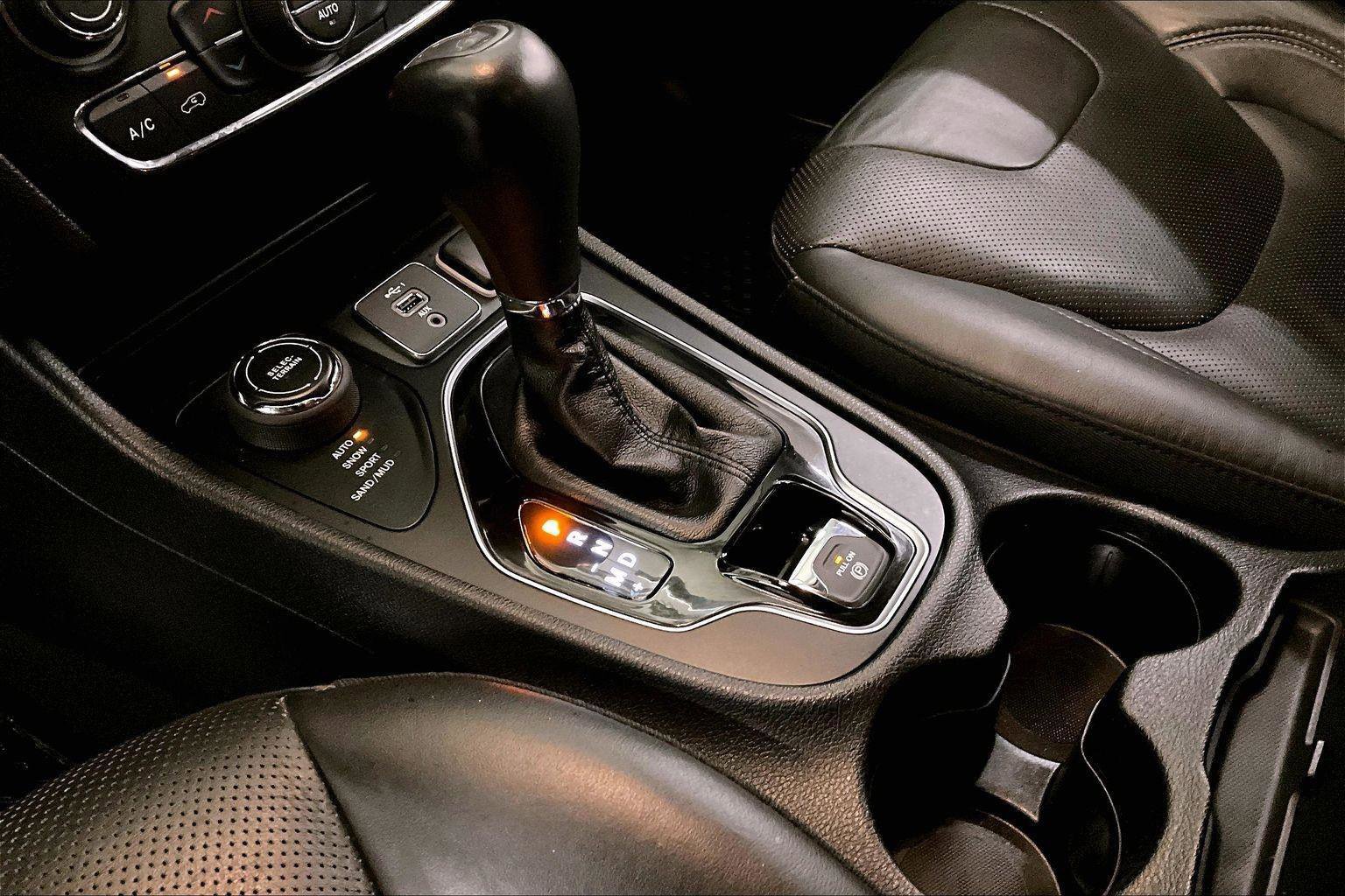 Used 2019 Jeep Cherokee Limited image 16