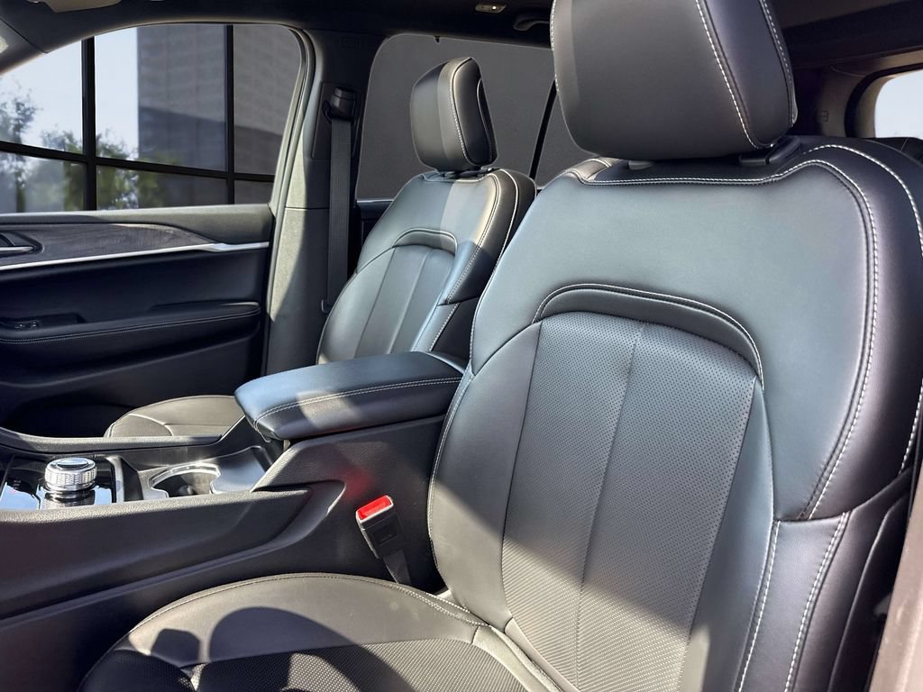 Used 2025 Jeep Grand Cherokee Limited w/ Luxury Tech Group II RWD image 29