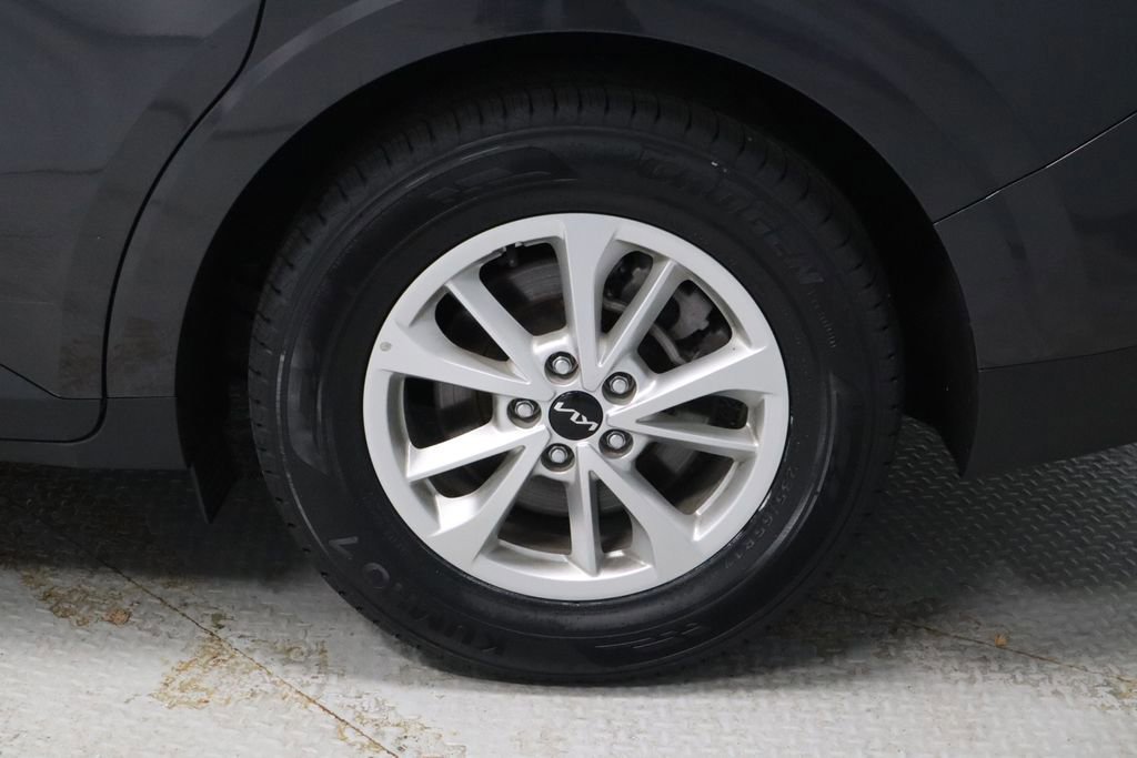 Used 2024 Kia Carnival LX image 17