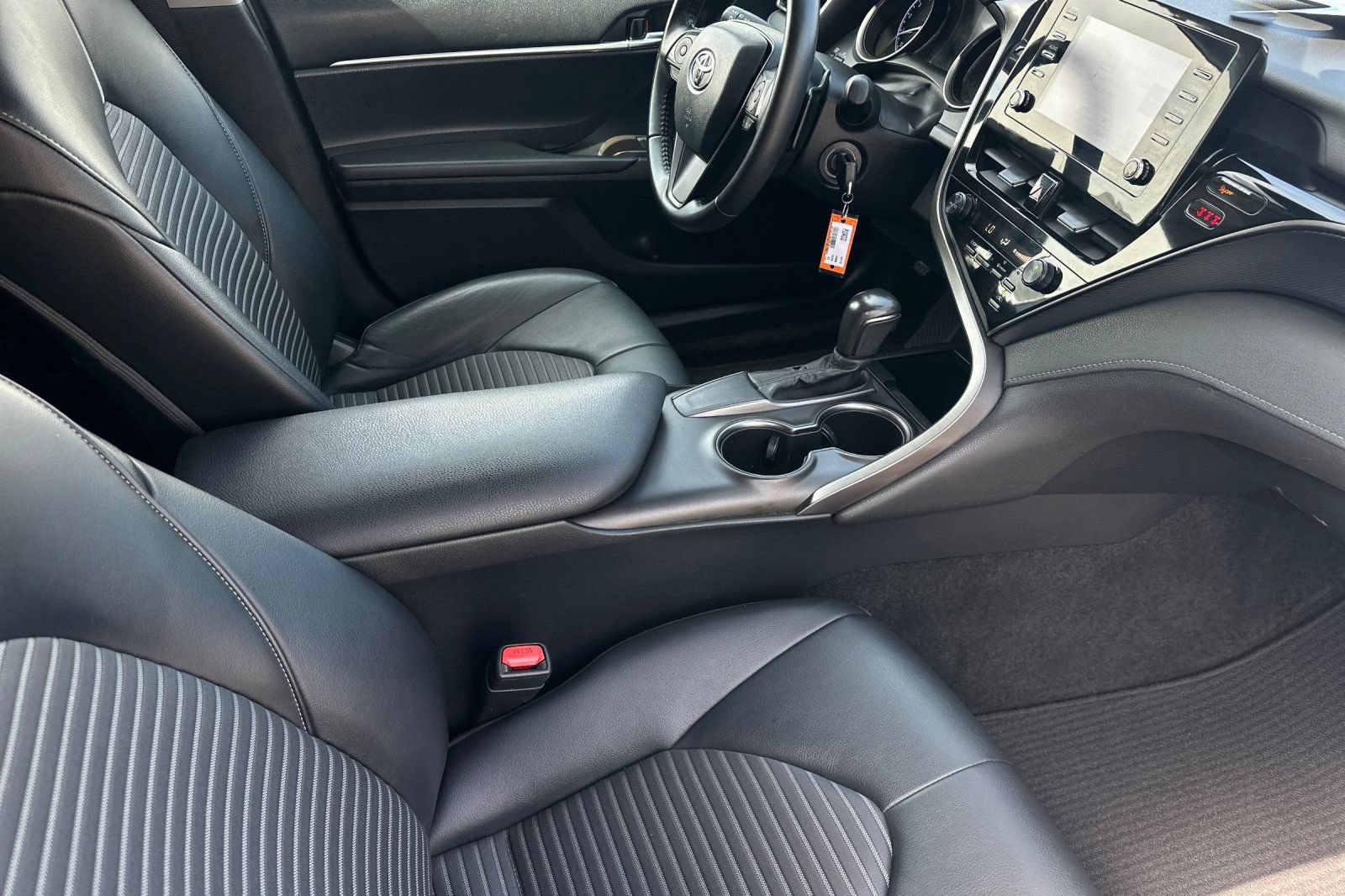 Used 2021 Toyota Camry SE w/ Carpet Mat Package (TMS) FWD image 14