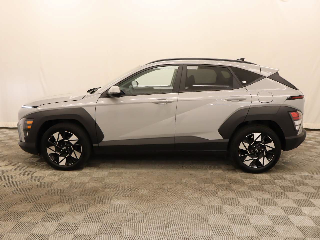 Used 2025 Hyundai Kona SEL FWD image 2