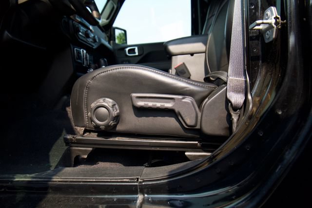 Used 2019 Jeep Wrangler Unlimited Sahara w/ Dual Top Group AWD/4WD image 18