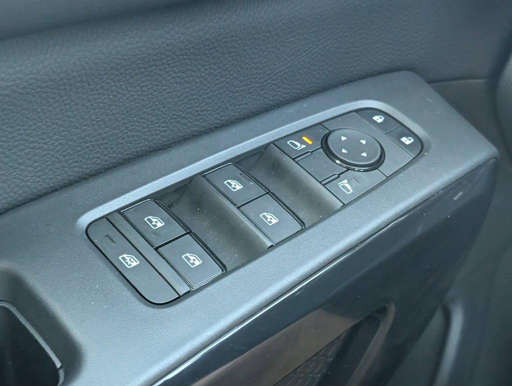Used 2025 Nissan Pathfinder SV w/ SV Premium Package FWD image 13