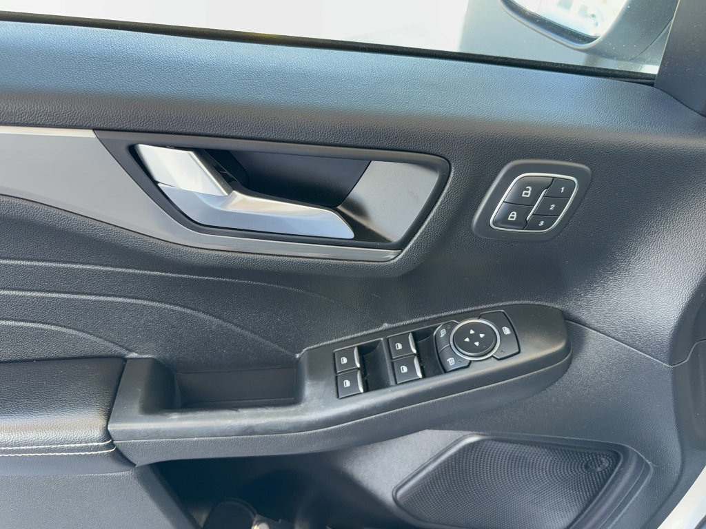 Certified 2022 Ford Escape Titanium AWD/4WD image 9
