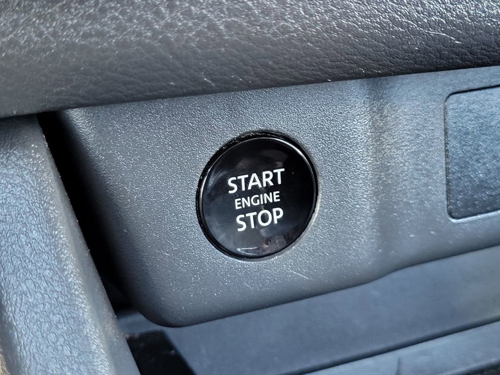 Used 2025 Nissan Rogue SV image 34