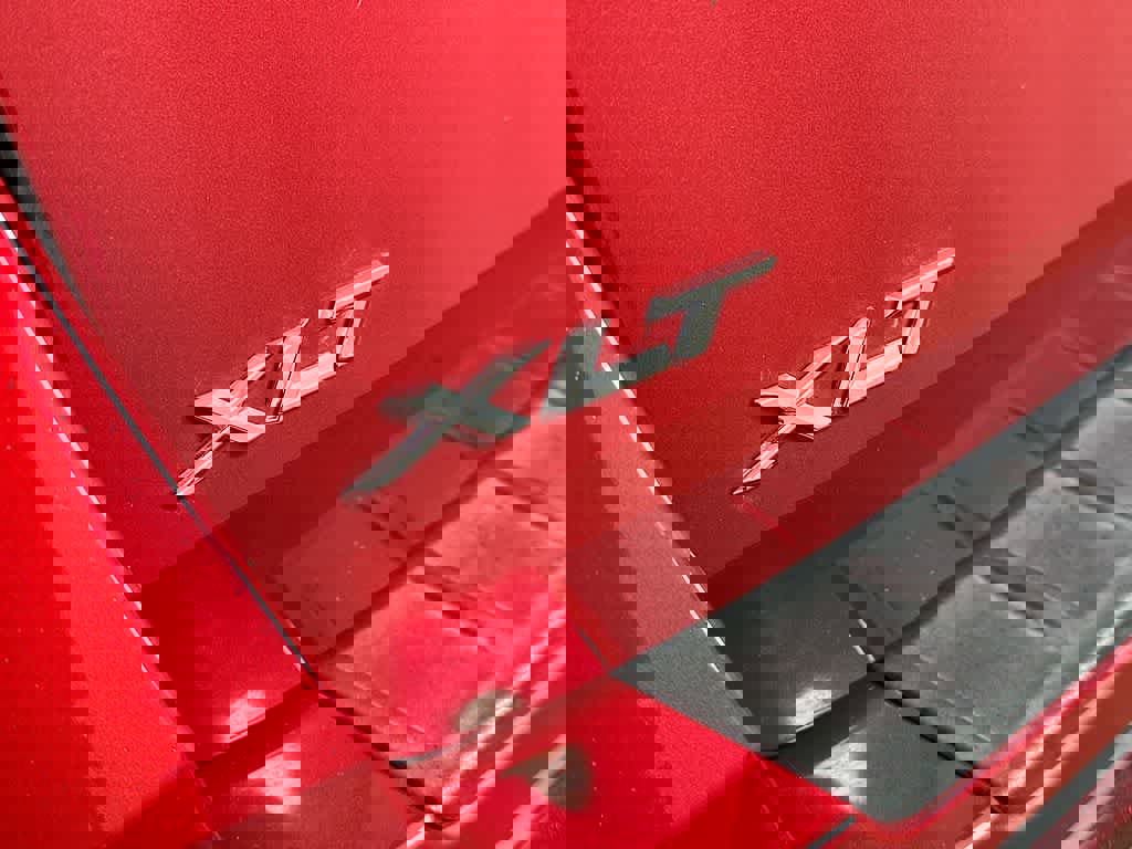 Certified 2022 Ford Explorer XLT w/ Equipment Group 202A image 10