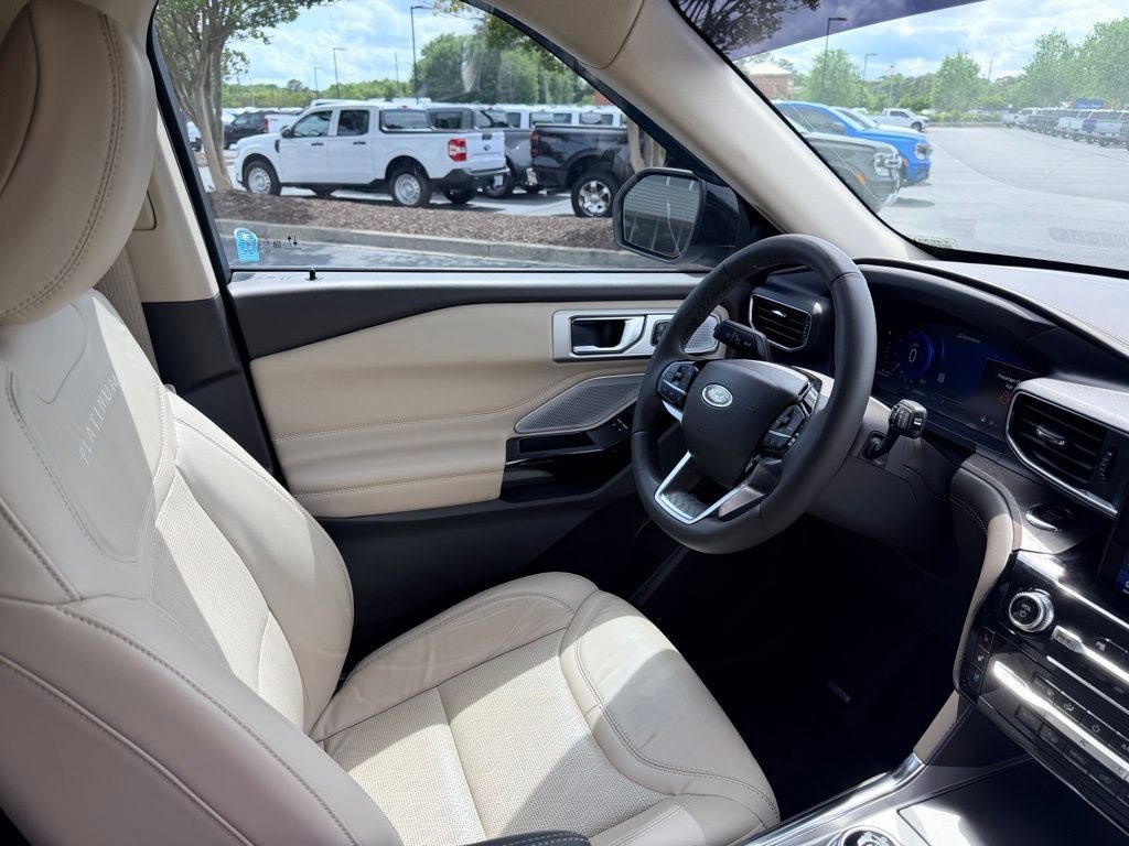 Certified 2022 Ford Explorer Platinum w/ Technology Package AWD/4WD image 17