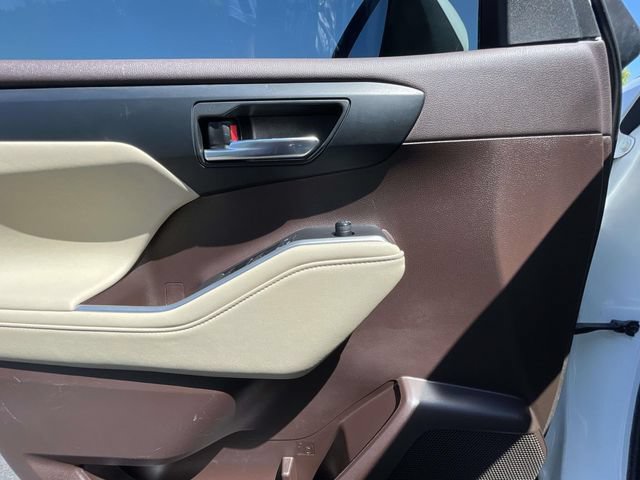 Used 2021 Toyota Highlander XLE FWD image 12