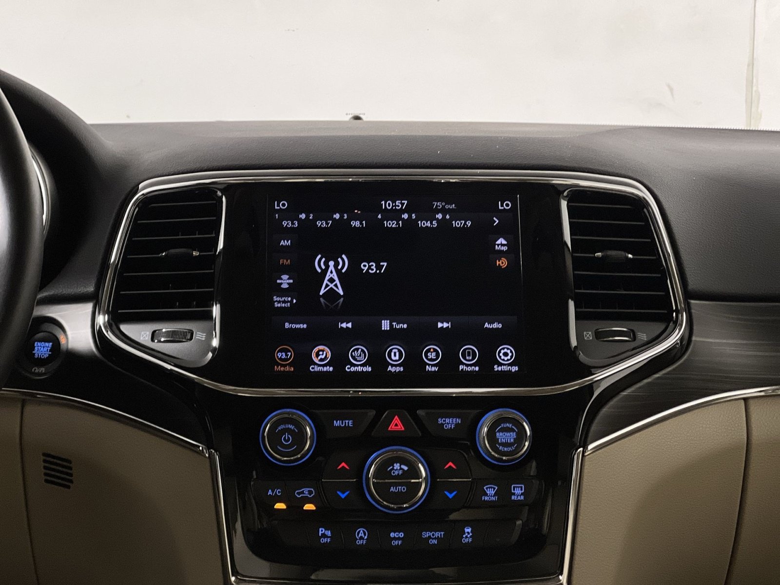 Used 2020 Jeep Grand Cherokee Limited w/ Premium Lighting Group AWD/4WD image 18
