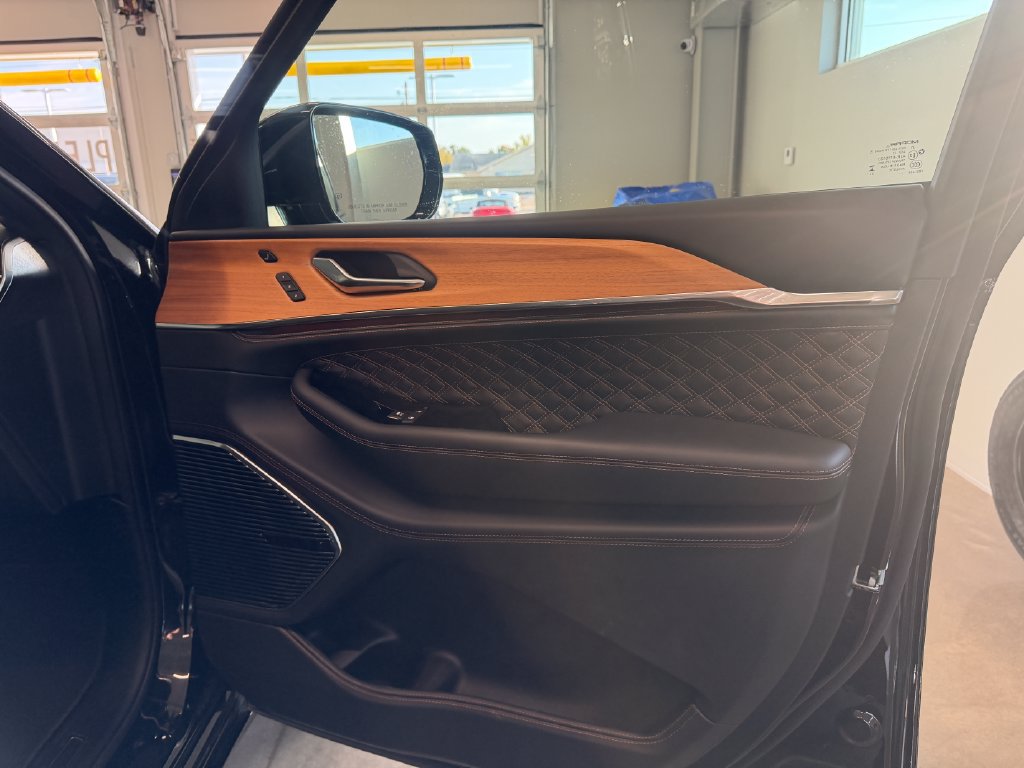 Used 2024 Jeep Grand Cherokee Summit AWD/4WD image 18