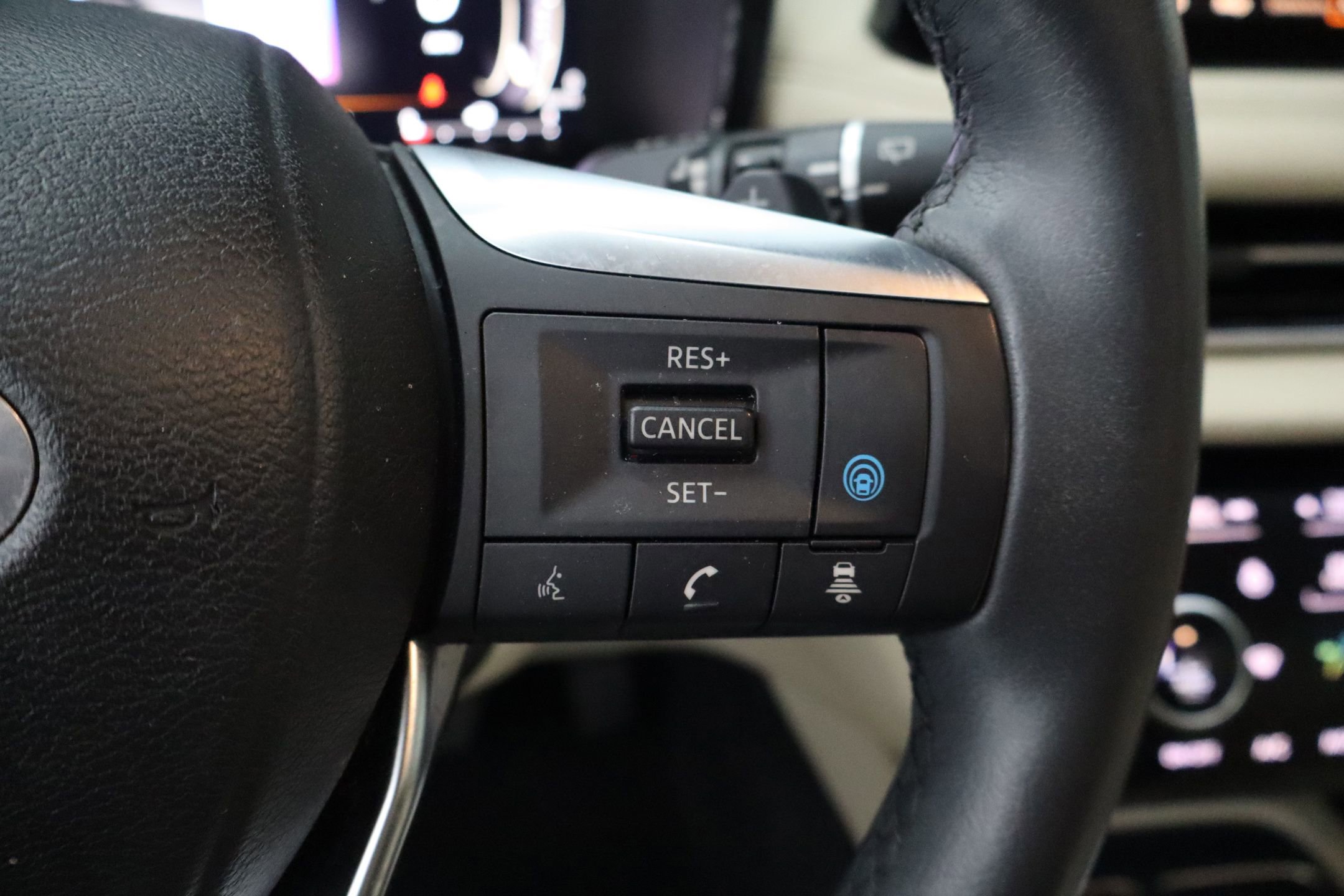 Used 2023 INFINITI QX60 Luxe w/ Performance Audio Package FWD image 17