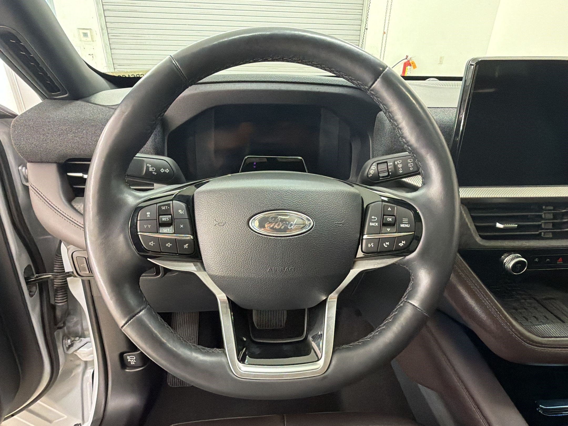 Certified 2025 Ford Explorer Platinum w/ LUX Leather Package AWD/4WD image 11