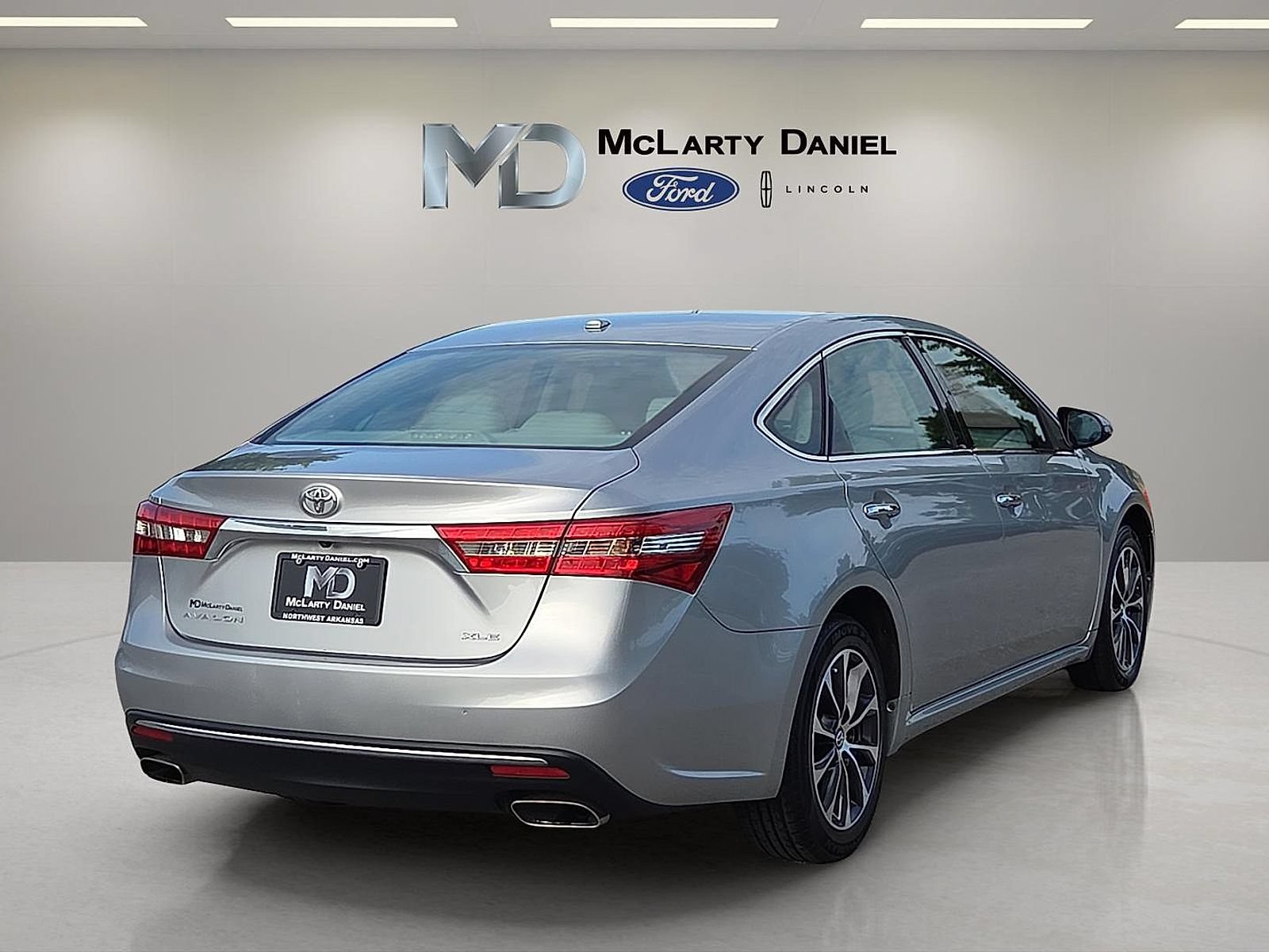 Used 2018 Toyota Avalon XLE Premium FWD image 5