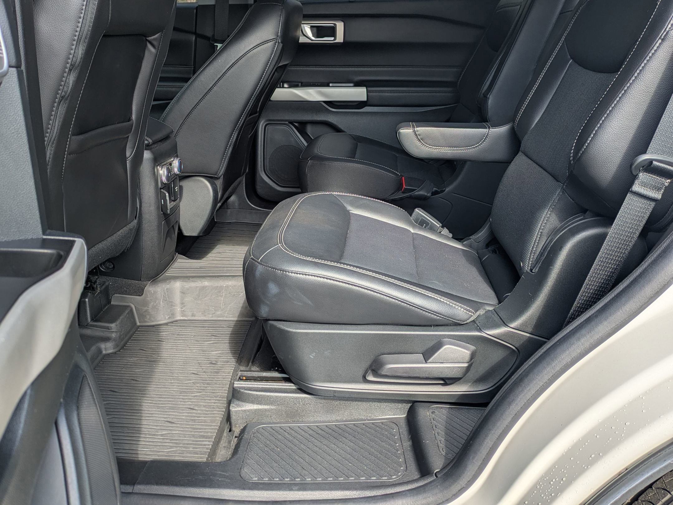 Certified 2022 Ford Explorer Limited w/ Equipment Group 301A image 29