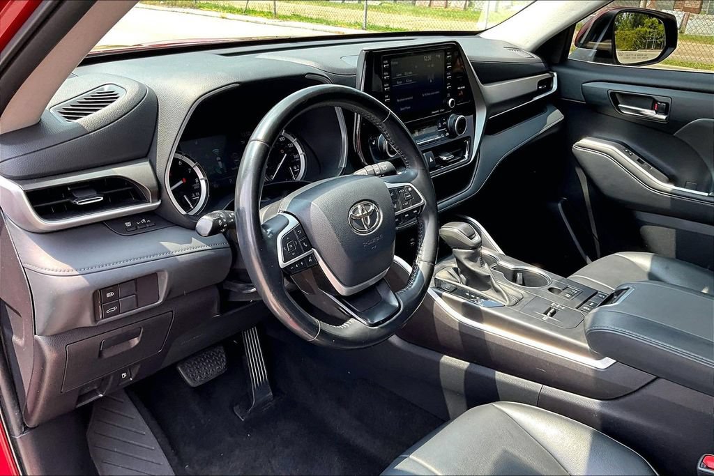 Used 2022 Toyota Highlander XLE FWD image 13