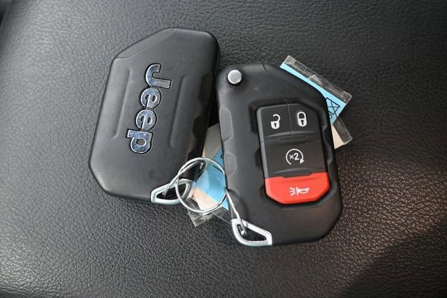 Used 2025 Jeep Gladiator Rubicon w/ Convenience Group AWD/4WD image 17