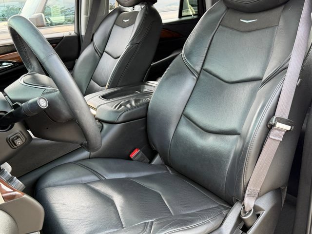 Used 2017 Cadillac Escalade Luxury AWD/4WD image 9