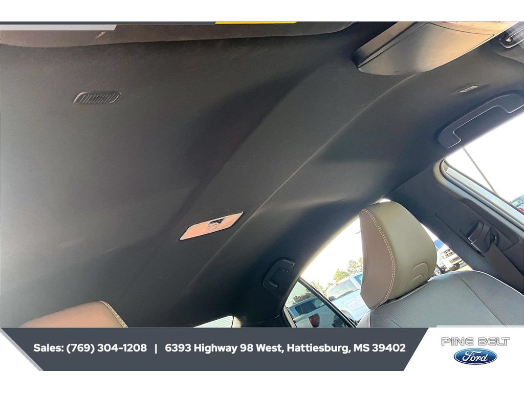 Used 2025 Toyota Camry SE w/ Convenience Package FWD image 16